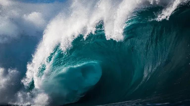 Image of a large powerful ocean wave