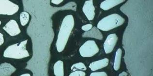 Zircon grains with poor bonding