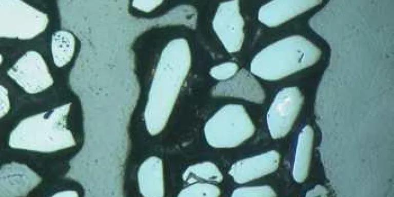 Zircon grains with poor bonding