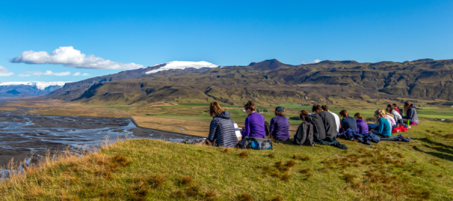 photo of students on earth sciences field trip 