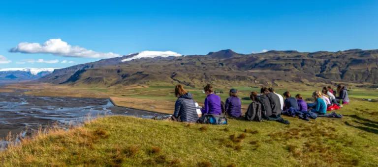 photo of students on earth sciences field trip 