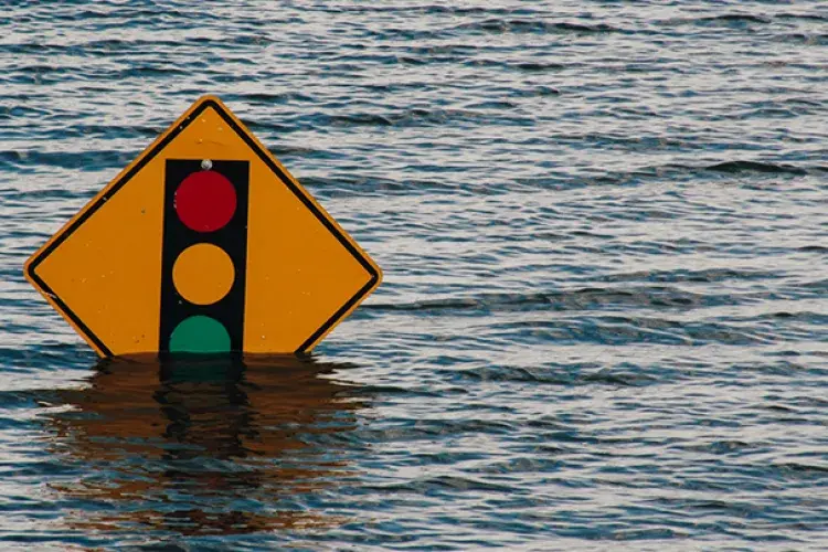 geos-general-unsplash climate floods traffic sign