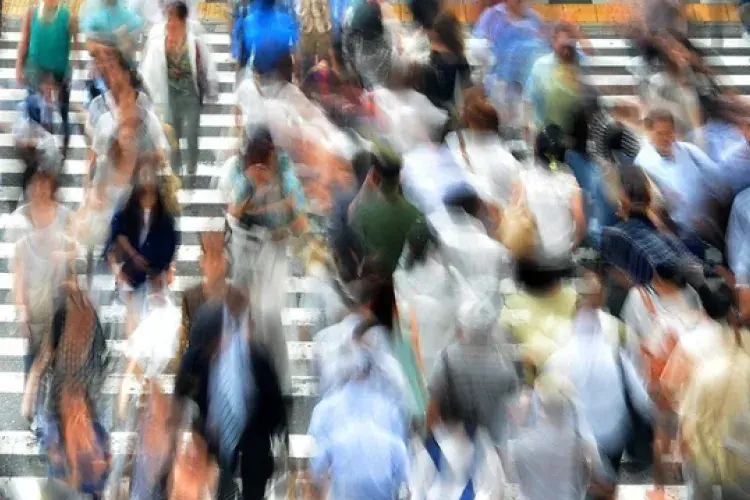 Geos-RG-PopulationHealthandPlace-CrowdOfPeople