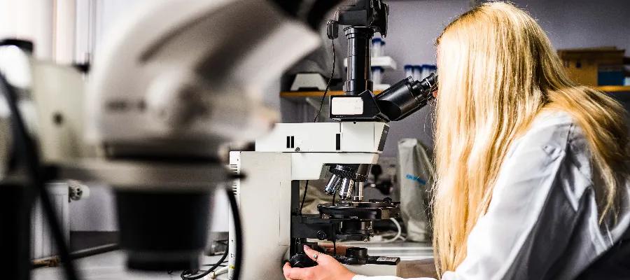 geos-facilities-underpinning- geography microscope student 4
