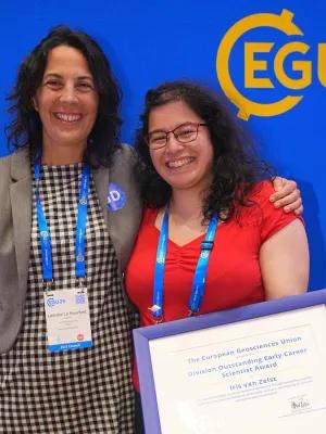 Dr Iris van Zelst receiving the EGU Geodynamics Division Outstanding Early Career Scientist Award from Laetitia Le Pourhiet (president of the Geodynamics Division of EGU)