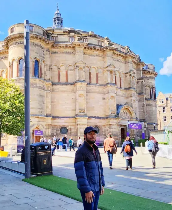 Rizky stands in front of the McEwan Hall, Edinburgh.