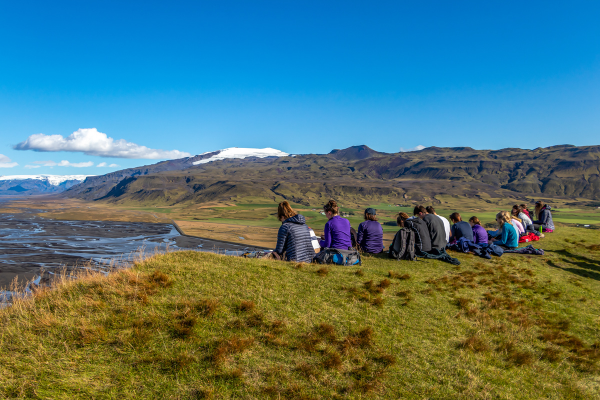 photo of students on earth sciences field trip 